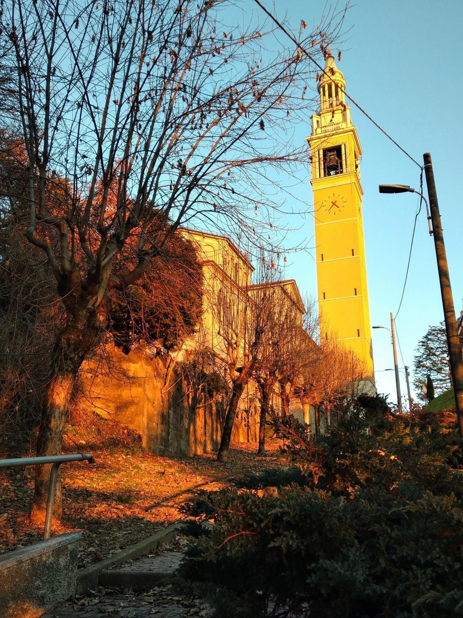 Appartamento La Casa Dei Nonni Malnate Екстериор снимка